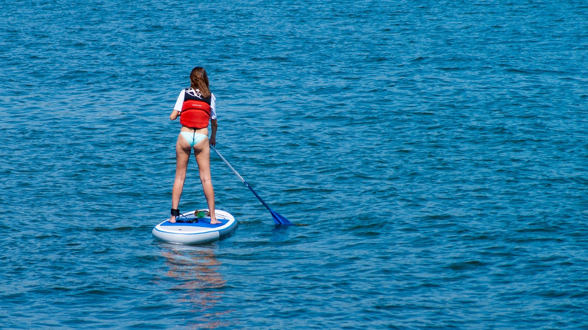 Chica-de-espaldas-aprendiendo-paddle-surf